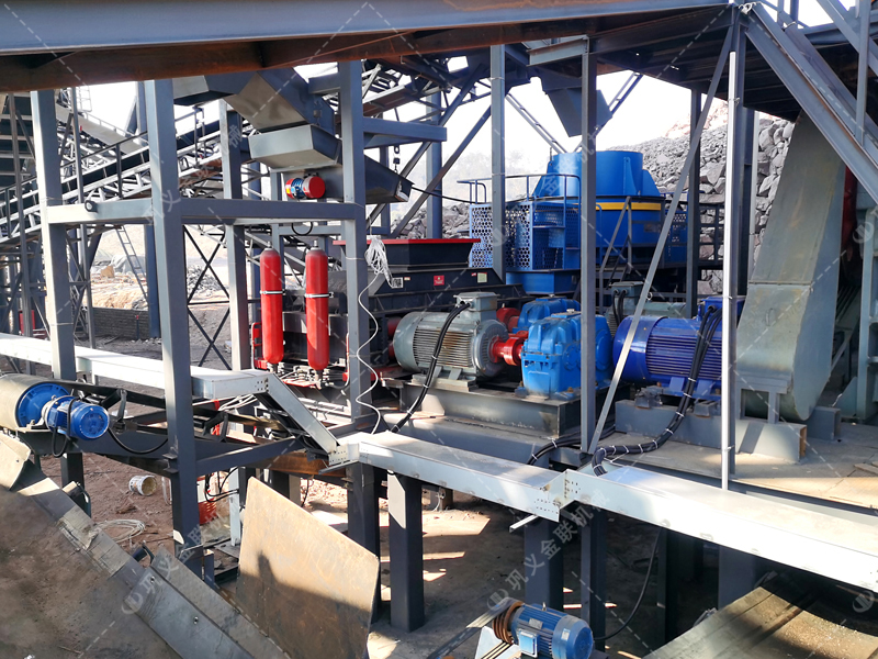 對(duì)輥制砂機(jī)在河卵石生產(chǎn)線中，如何與給料機(jī)、顎破協(xié)同？